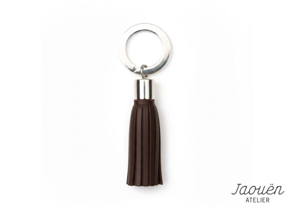 porte-cles-pompon-cuir-marron